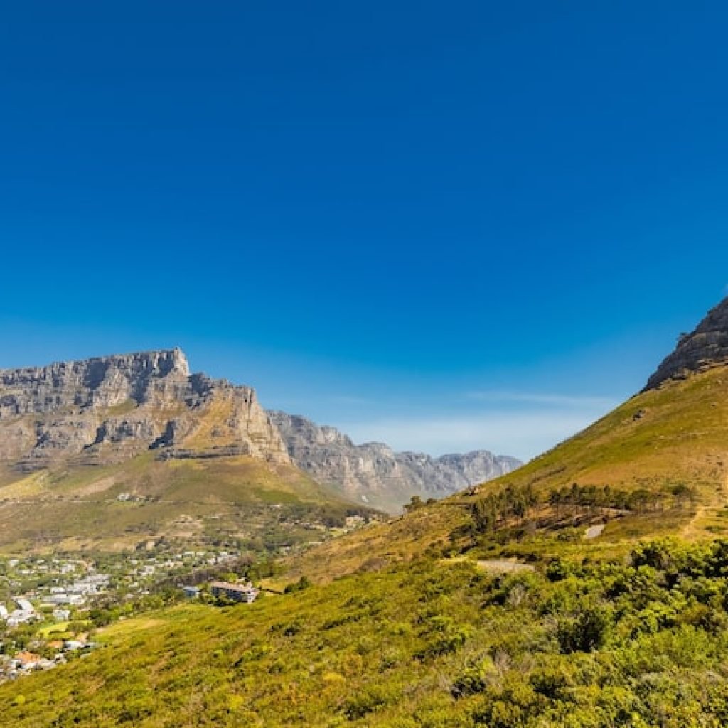 urban cityscape with rocky mountain range cape town south africa 181624 37605